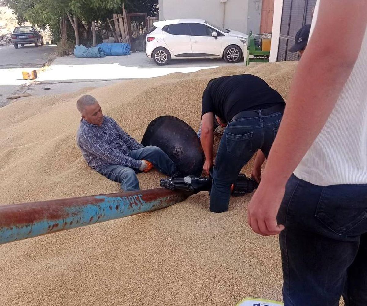 Adıyaman'da hububat elevatörüne ayağını kaptıran işçinin kurtarılma anı.