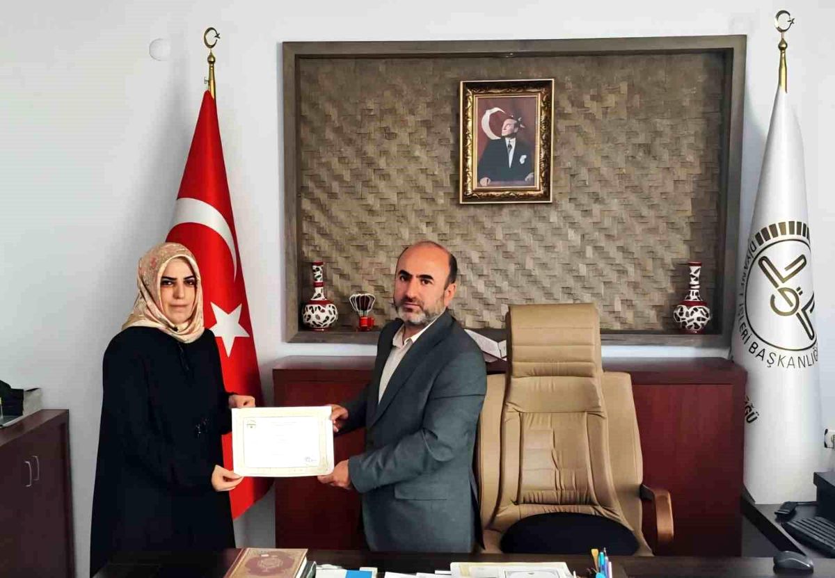 Bayburt Aydıntepe İlçe Müftülüğü personeline başarı belgesi verilirken çekilmiş bir fotoğraf.