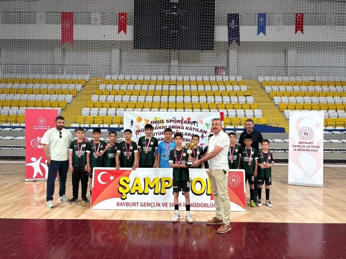 Bayburt'ta Futsal İl Birinciliği: Gökçedere Şehit Samet Akdeniz İmam Hatip Ortaokulu Zirvede