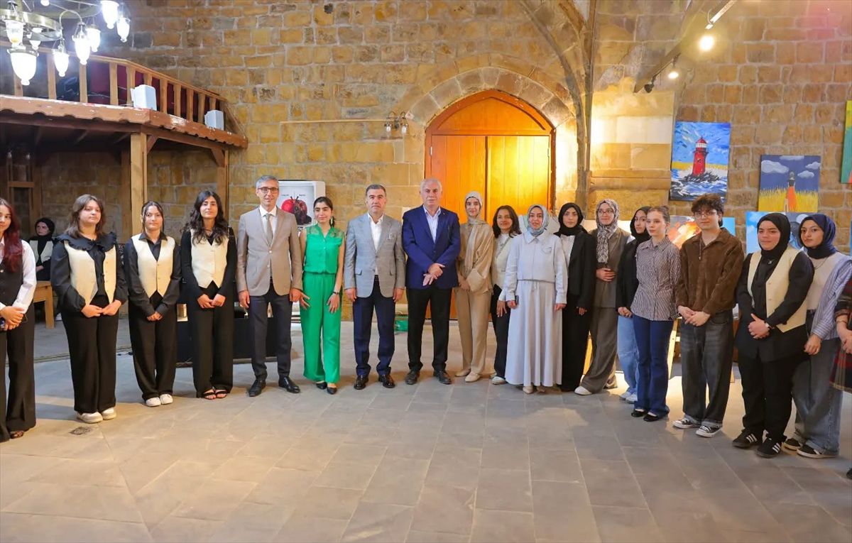 Bayburt'ta lise öğrencileri resim sergisi açtı