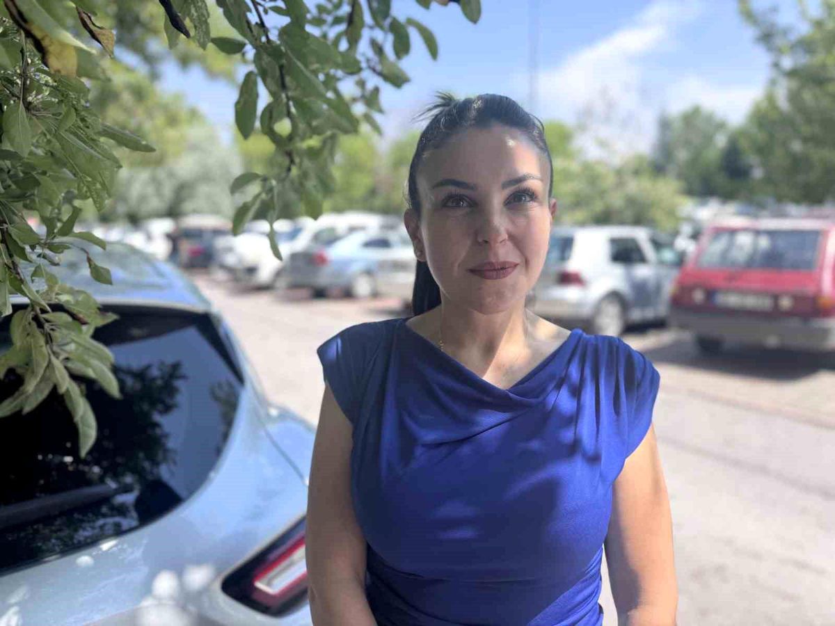 Talas'ta park halindeki bir aracın önünde endişeli aile bireyleri ve itfaiye ekipleri.