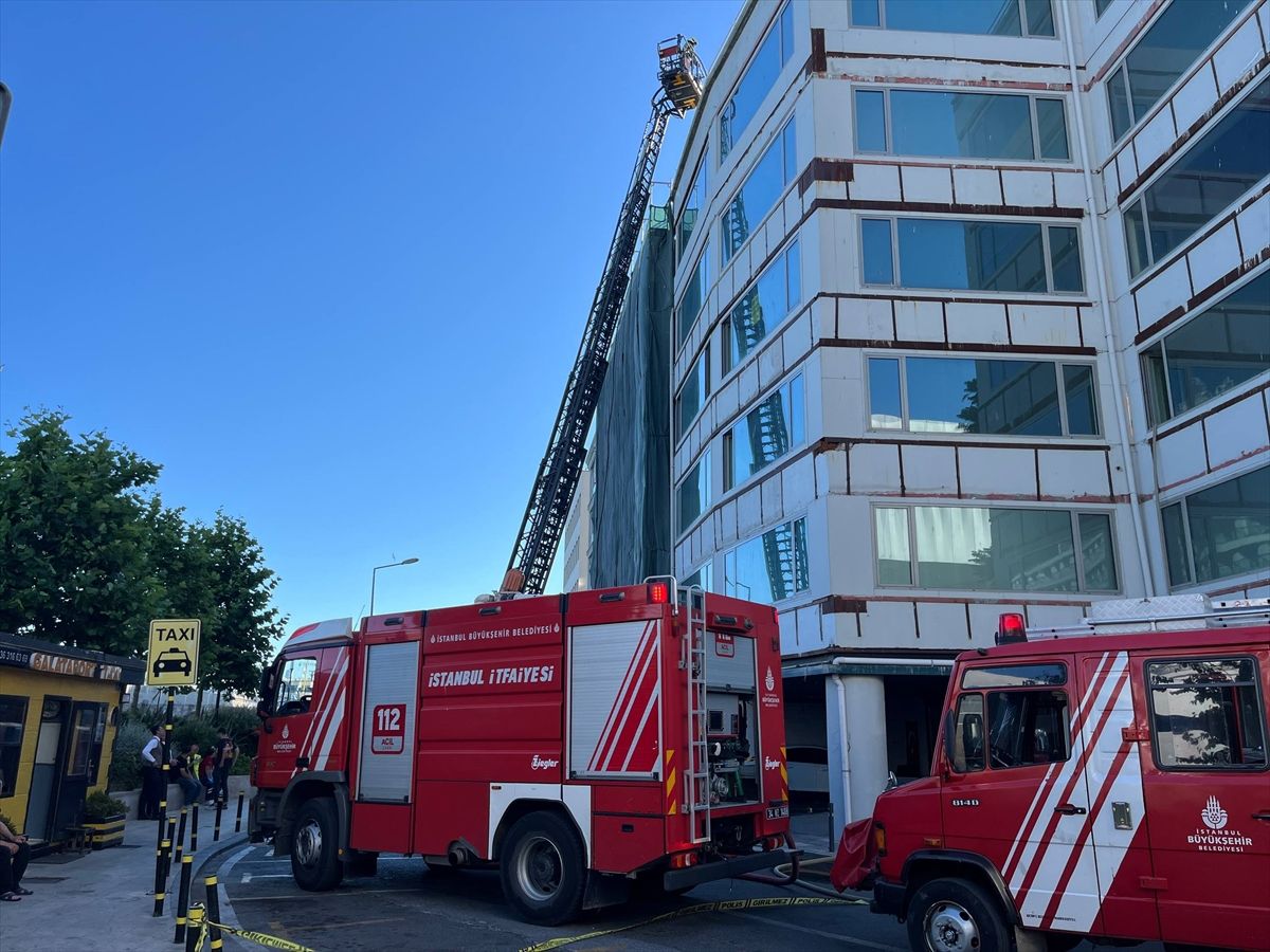 Beyoğlu'nda yangın çıkan 6 katlı bina