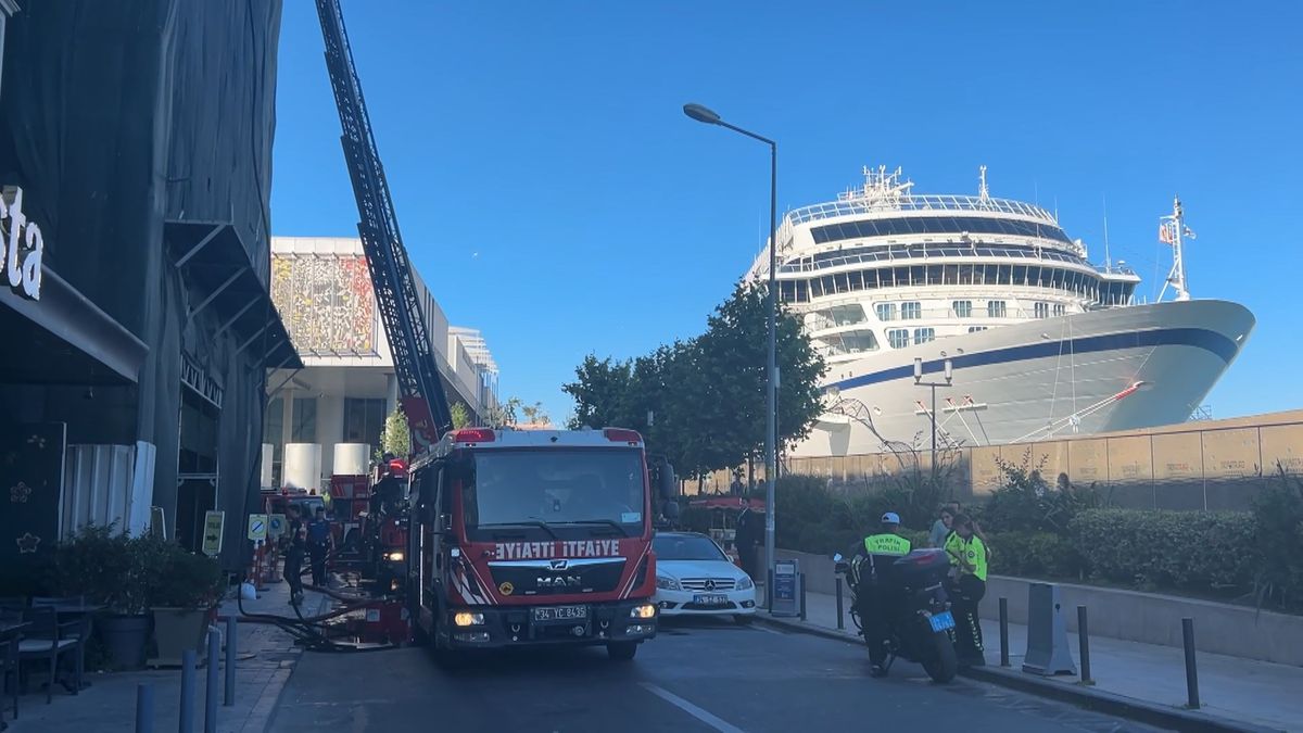 Beyoğlu'nda tadilat sırasında yangın çıkan bina
