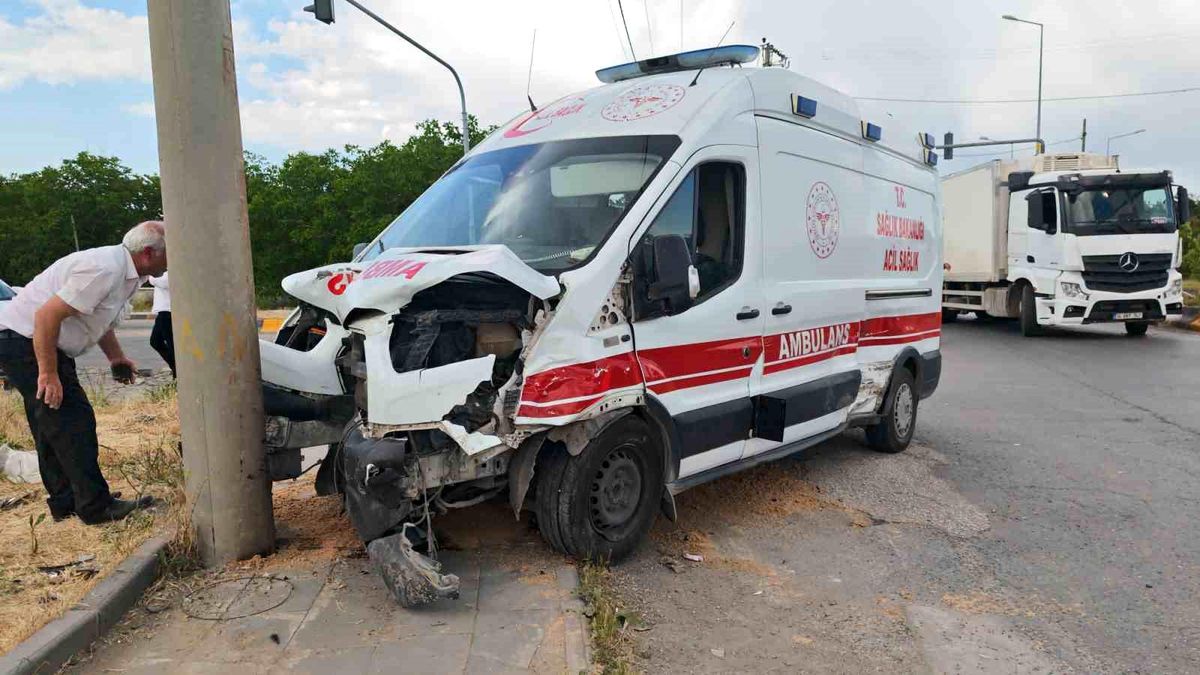Bitlis'te ambulans ile otomobil çarpıştı: 10 yaralı