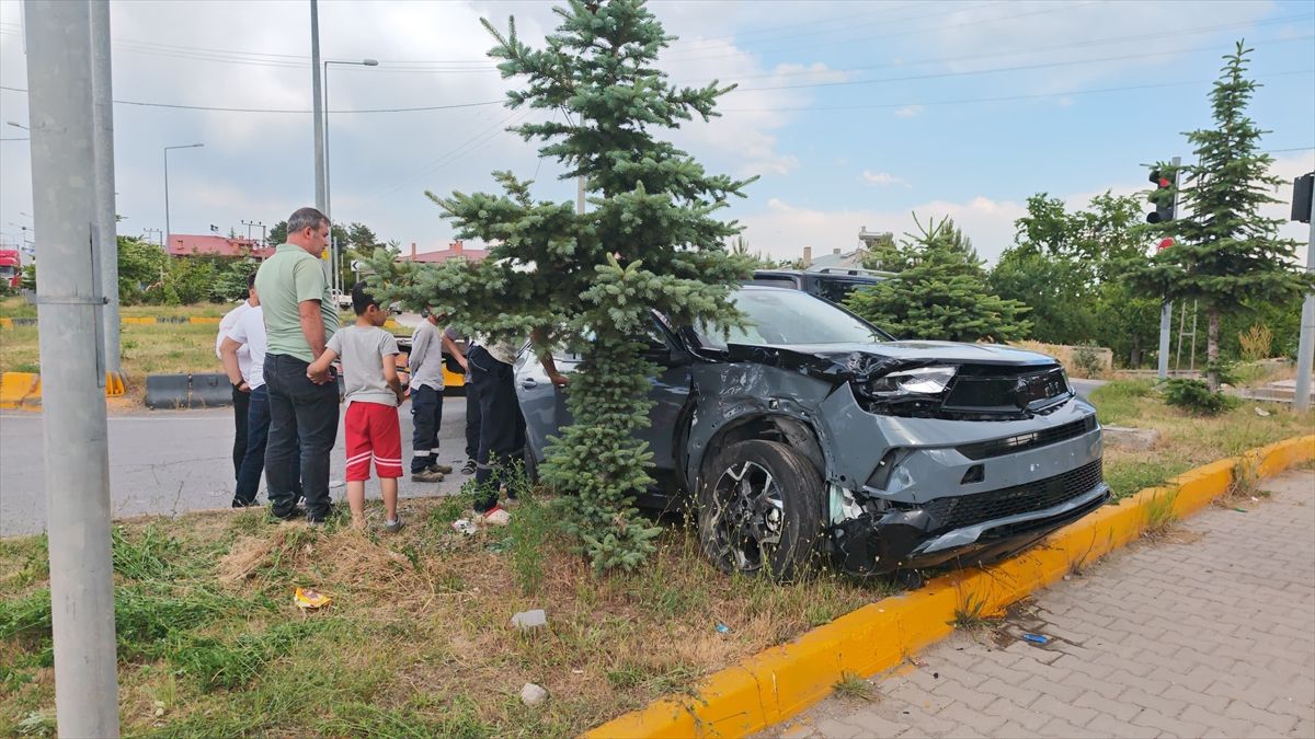 Bitlis'te ambulans ile SUV tipi aracın çarpıştığı kazada 10 kişi yaralandı
