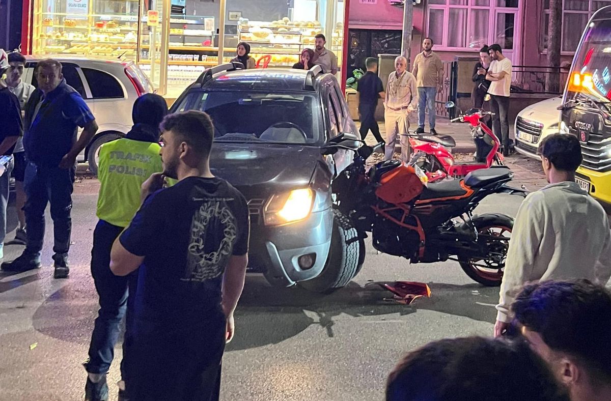İnegöl'de meydana gelen trafik kazası sonucu hasar gören motosiklet ve otomobil.