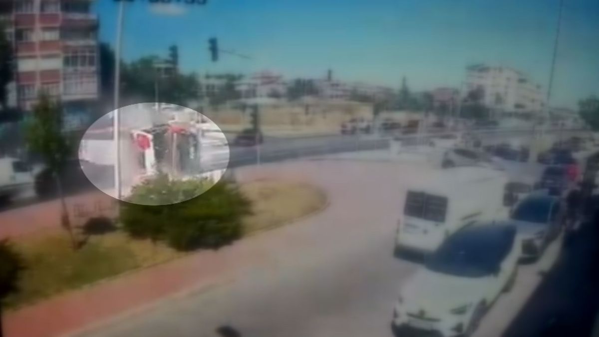 Büyükçekmece'de itfaiye aracı devrildi; yol trafiğe kapatıldı-1 / Havadan görüntüler