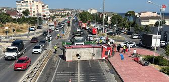 Büyükçekmece'de otomobille çarpışan itfaiye aracı devrildi