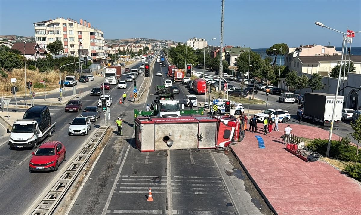 Büyükçekmece'de otomobille çarpışan itfaiye aracı devrildi