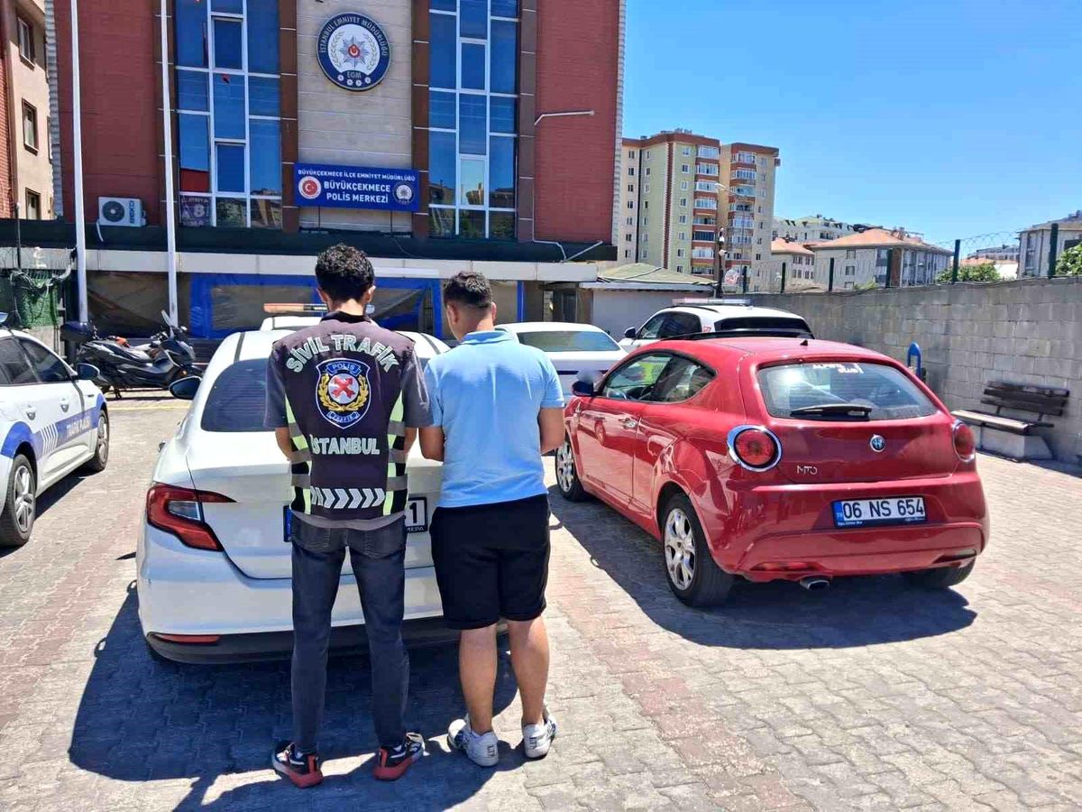 Büyükçekmece'de trafik tartışması sonrası bir sürücünün diğerine yumruk attığı anı gösteren temsilî görsel.