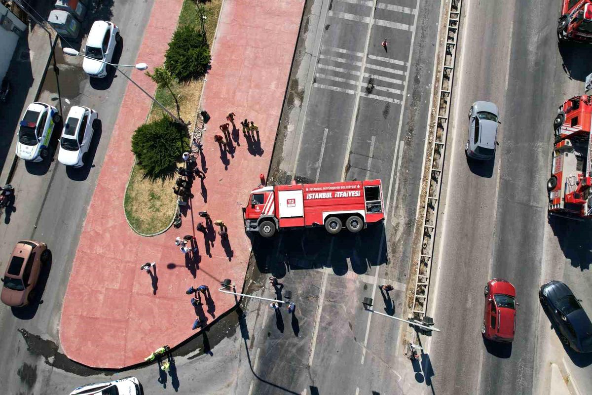 Büyükçekmece'de devrilen itfaiye aracı