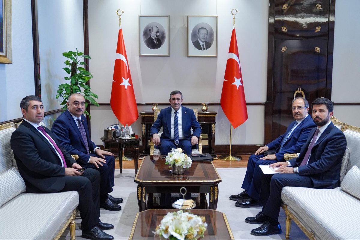 Cumhurbaşkanı Yardımcısı Cevdet Yılmaz, Azerbaycan'ın Ankara Büyükelçisi Reşad Memmedov'u el sıkışırken gösteren bir fotoğraf.