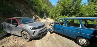 Çorum'da çarpışan iki otomobildeki 5 kişi yaralandı