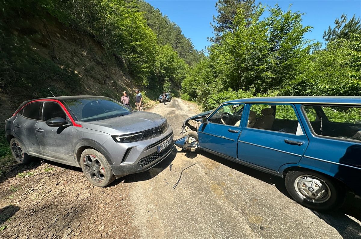 Çorum'da iki otomobilin karıştığı trafik kazası sonrası olay yeri.