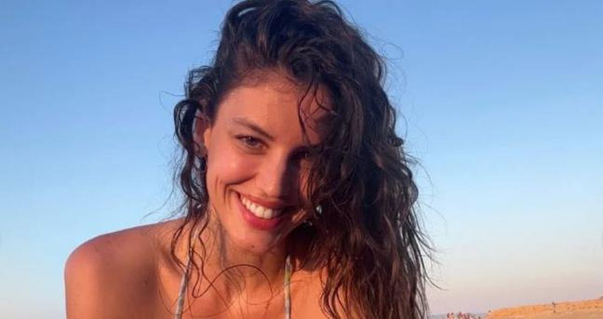 Survivor 2026 yarışmacısı Deniz Çatalbaş'ın profesyonel kariyer geçmişi ve yarışmadaki durumu hakkında bilgi veren haber görseli.