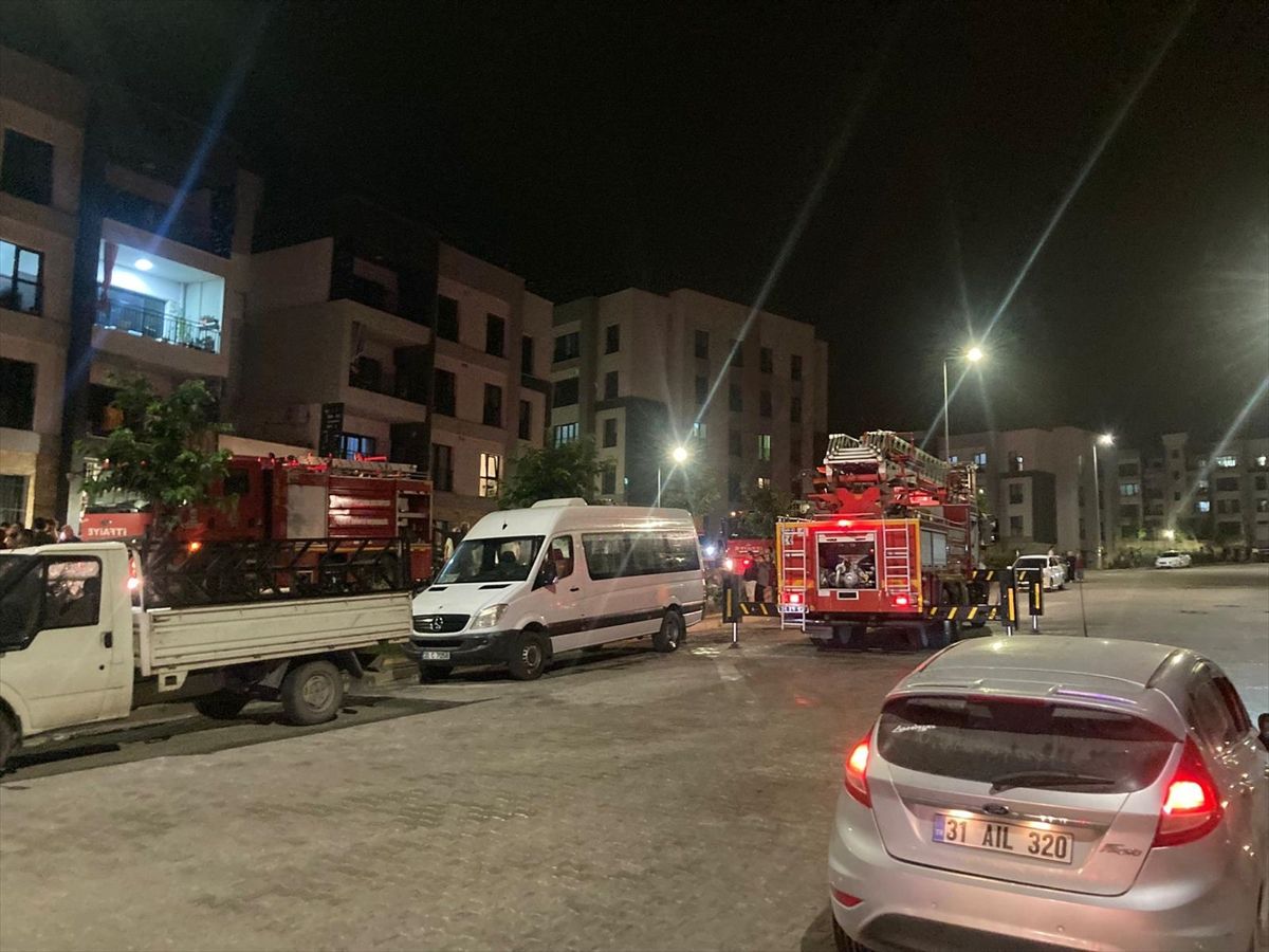 Dörtyol ilçesinde ev yangınında dumandan etkilenen 4 kişi hastaneye kaldırıldı