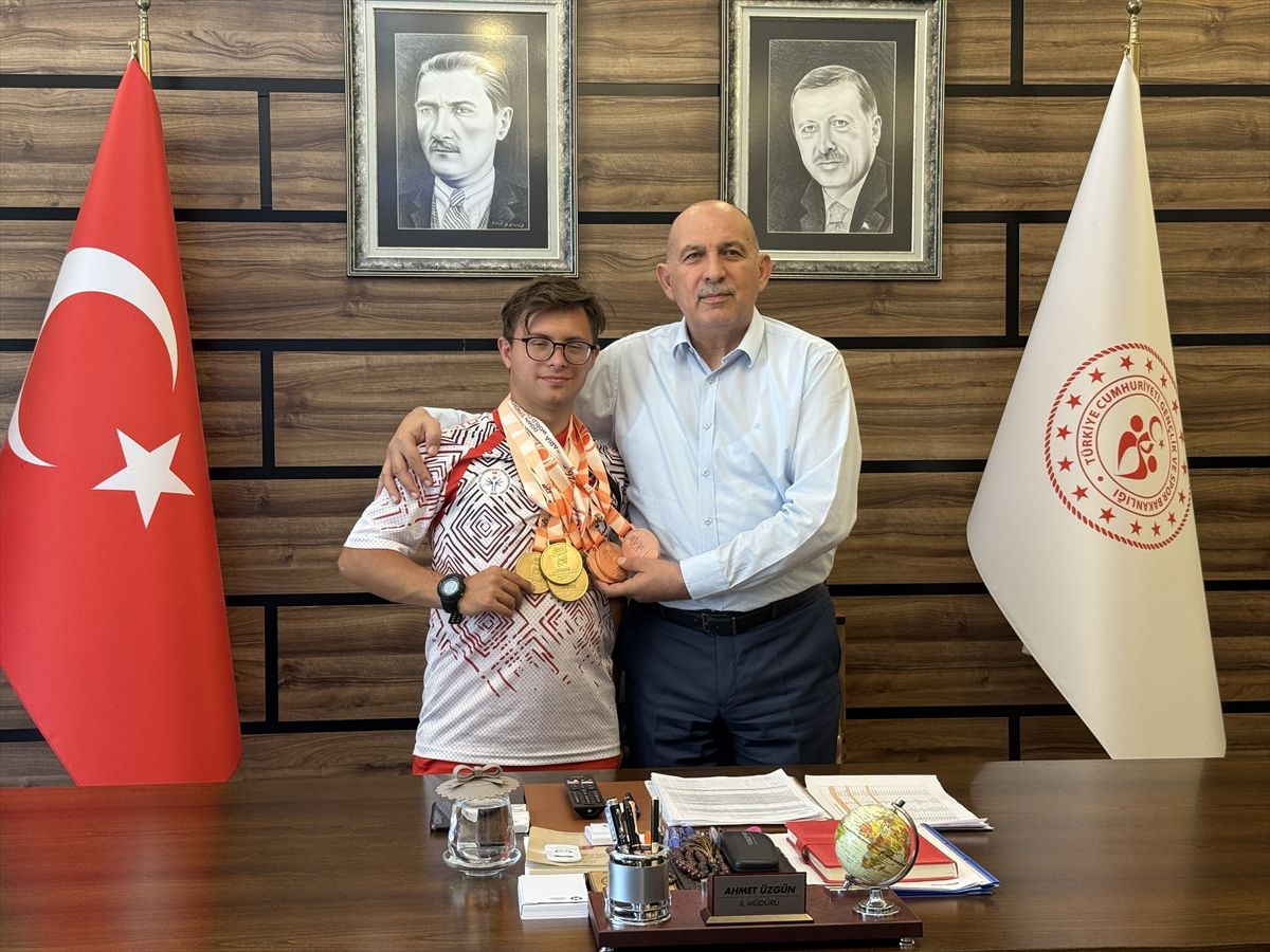 Milli sporcu Emirhan Akçakoca madalyalarıyla birlikte