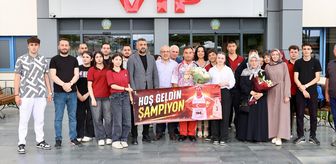 Dünya şampiyonasından 7 madalyayla dönen özel sporcu, Trabzon Havalimanı'nda karşılandı
