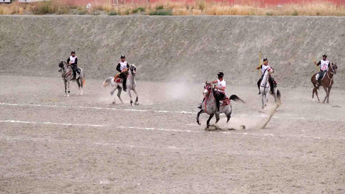 Erzincan'da Kulüpler İl Birinciliği Atlı Cirit müsabakaları tamamlandı