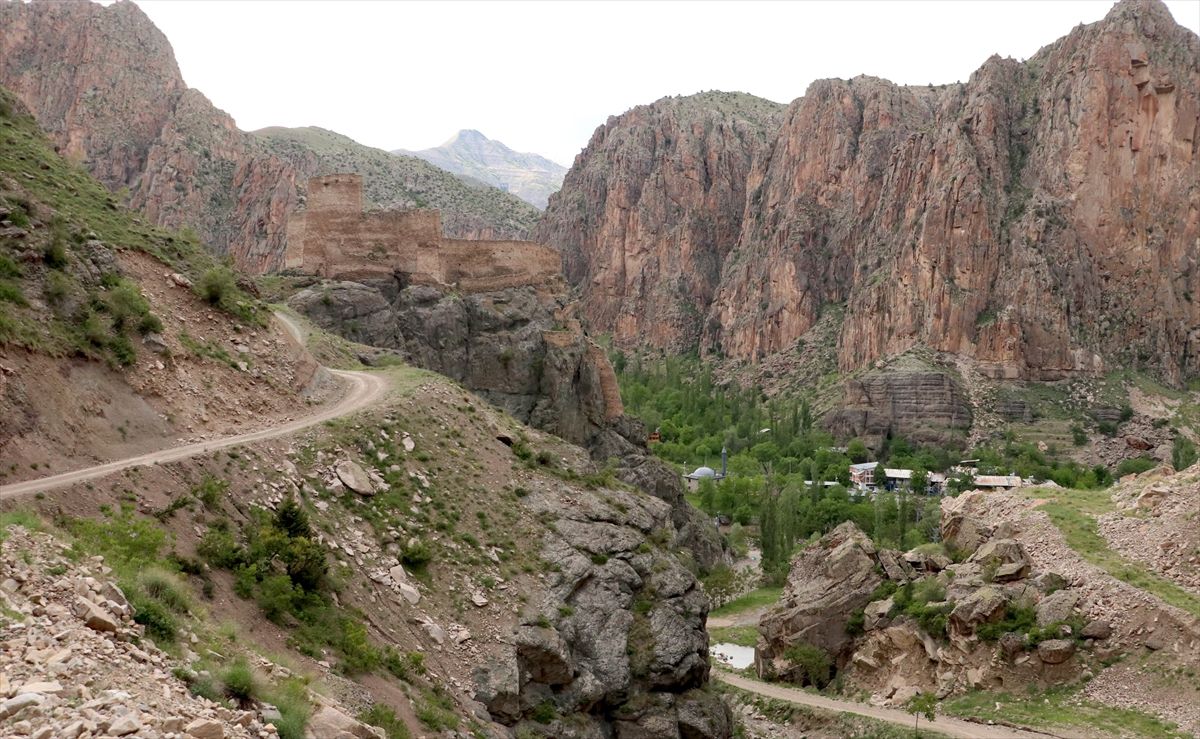 Uzundere'de Tarihi Yapılar Turizme Kazandırılmayı Bekliyor