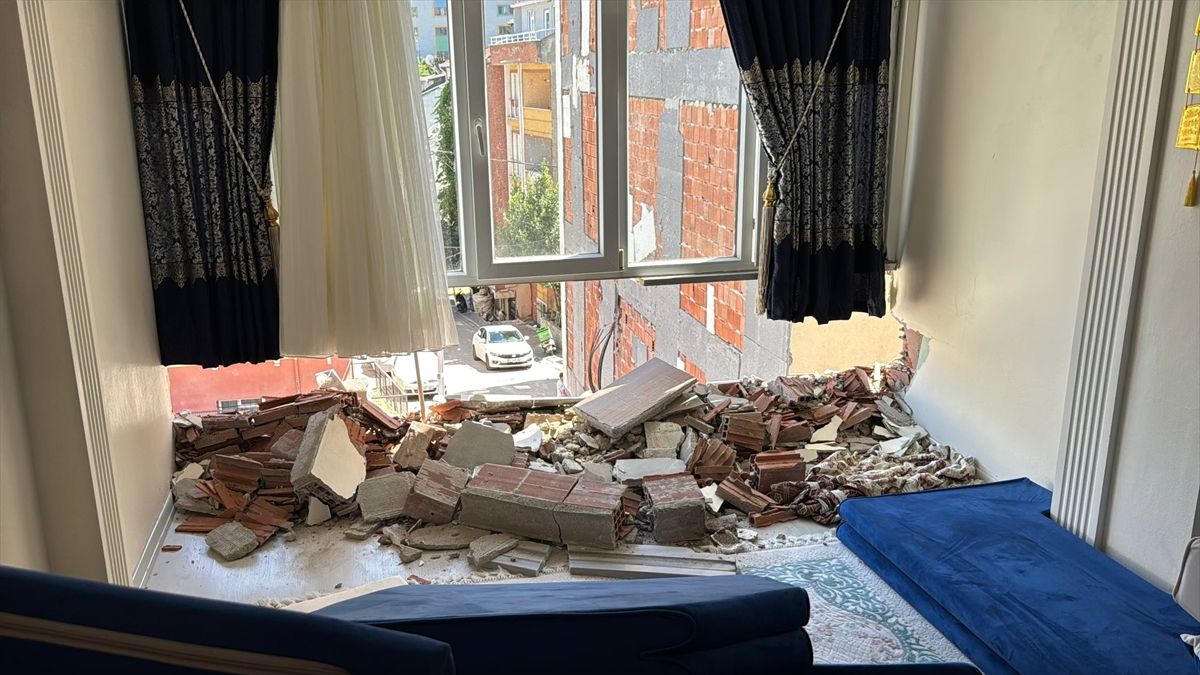 Esenyurt'ta yıkımı yapılan bina yan binaya zarar verdi