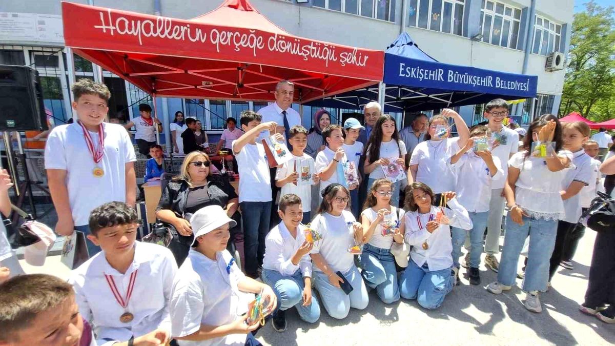 Eskişehir'deki bir okulda öğrencilerin topladığı mavi kapaklar ve tekerlekli sandalyeler.