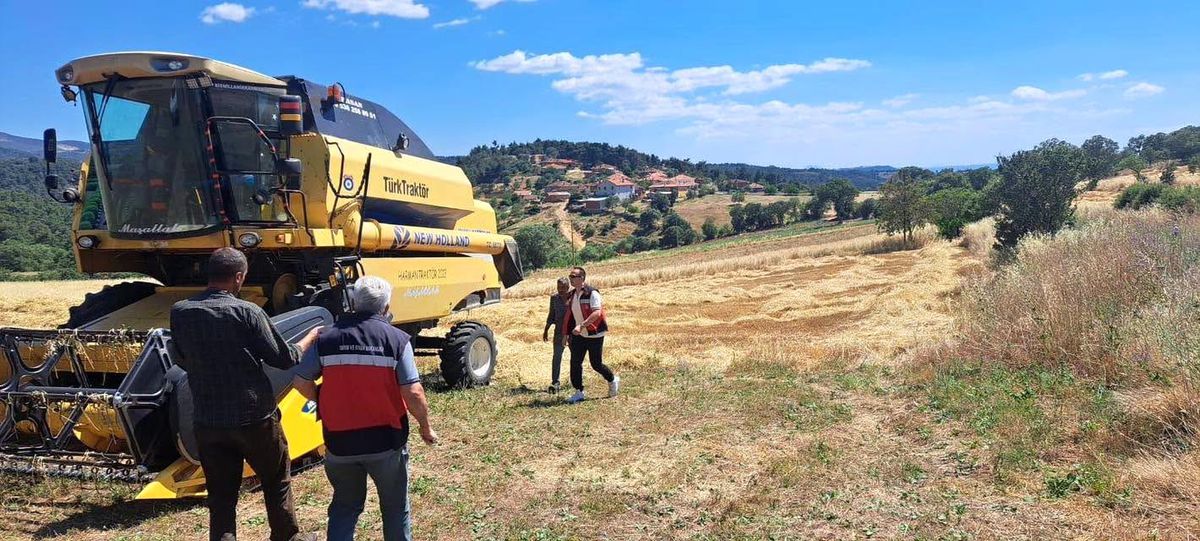 Gediz'de biçerdöverle hasat kontrolü