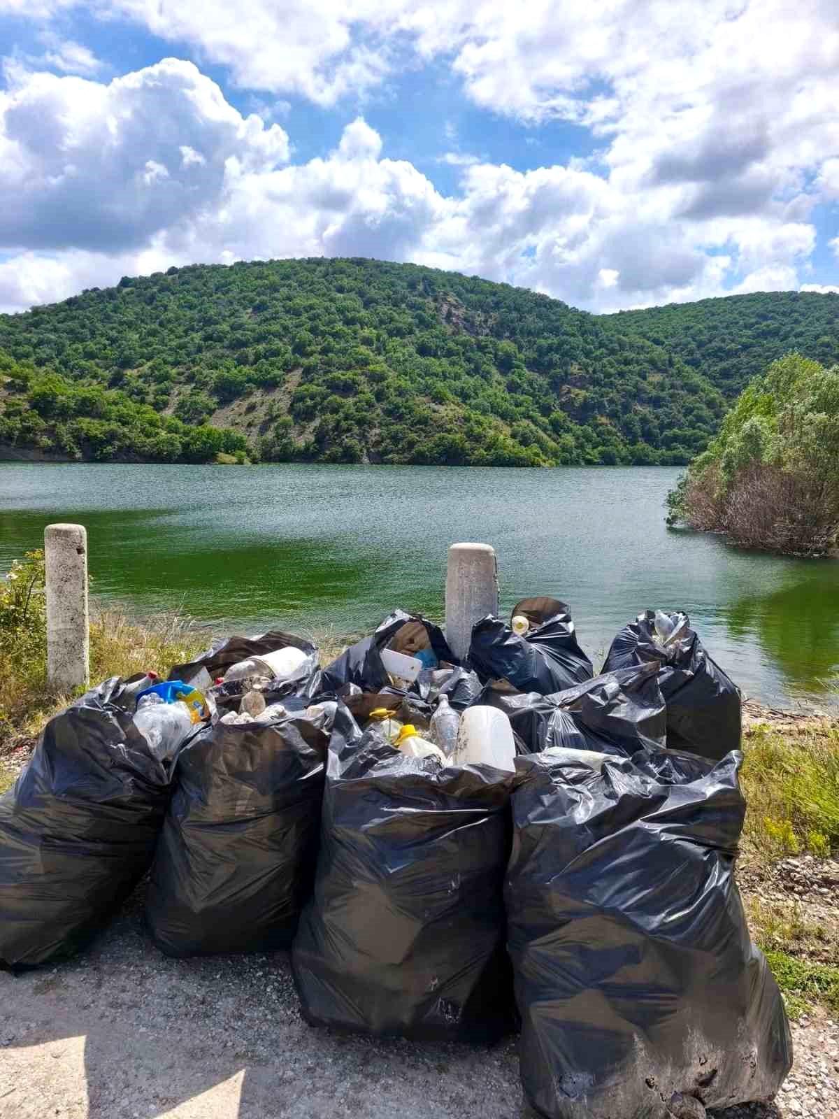 Afyonkarahisar Özburun Göleti'nin vatandaşlar tarafından temizlenmesi
