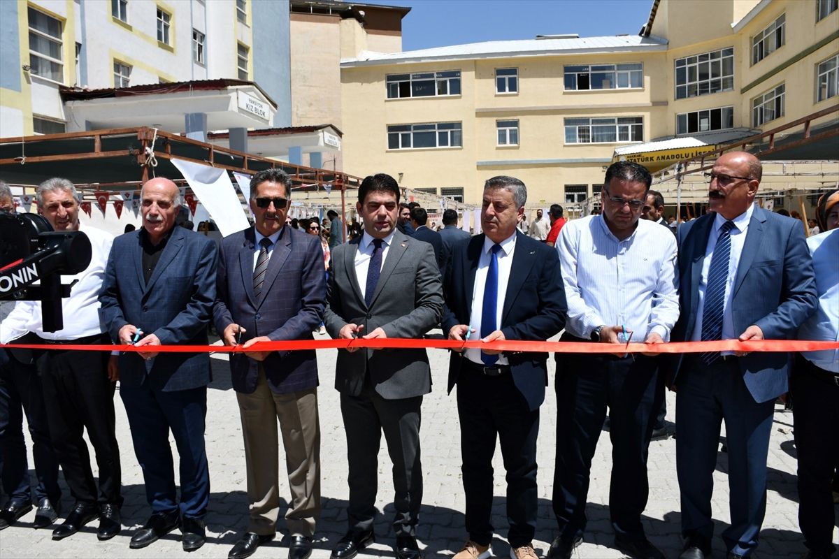 Hakkari'de 'TÜBİTAK 4006-C Bilim Fuarı' düzenlendi