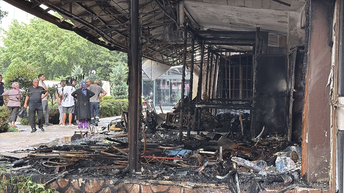 Hatay'da çıkan yangında 10 iş yeri zarar gördü
