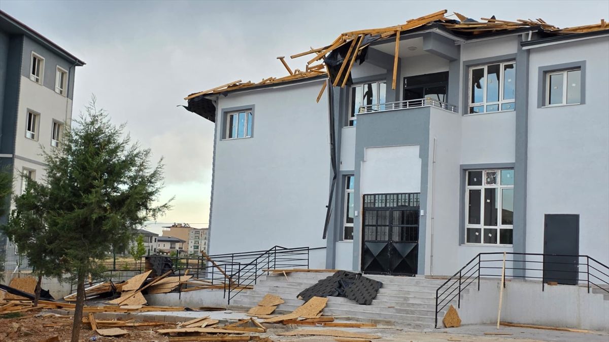 Hatay'da fırtına yaşamı olumsuz etkiledi