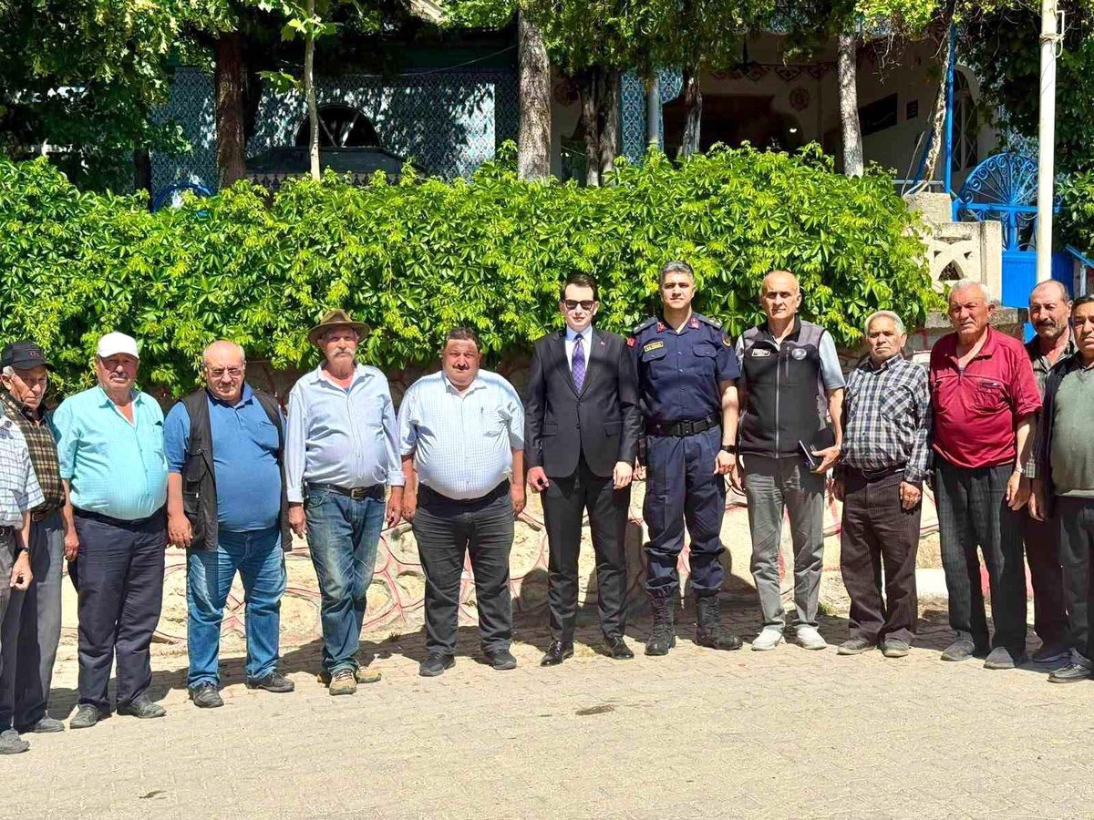 Hisarcık Kaymakamı Erkan Atam, Şeyhler Köyü'nde incelemelerde bulunuyor.