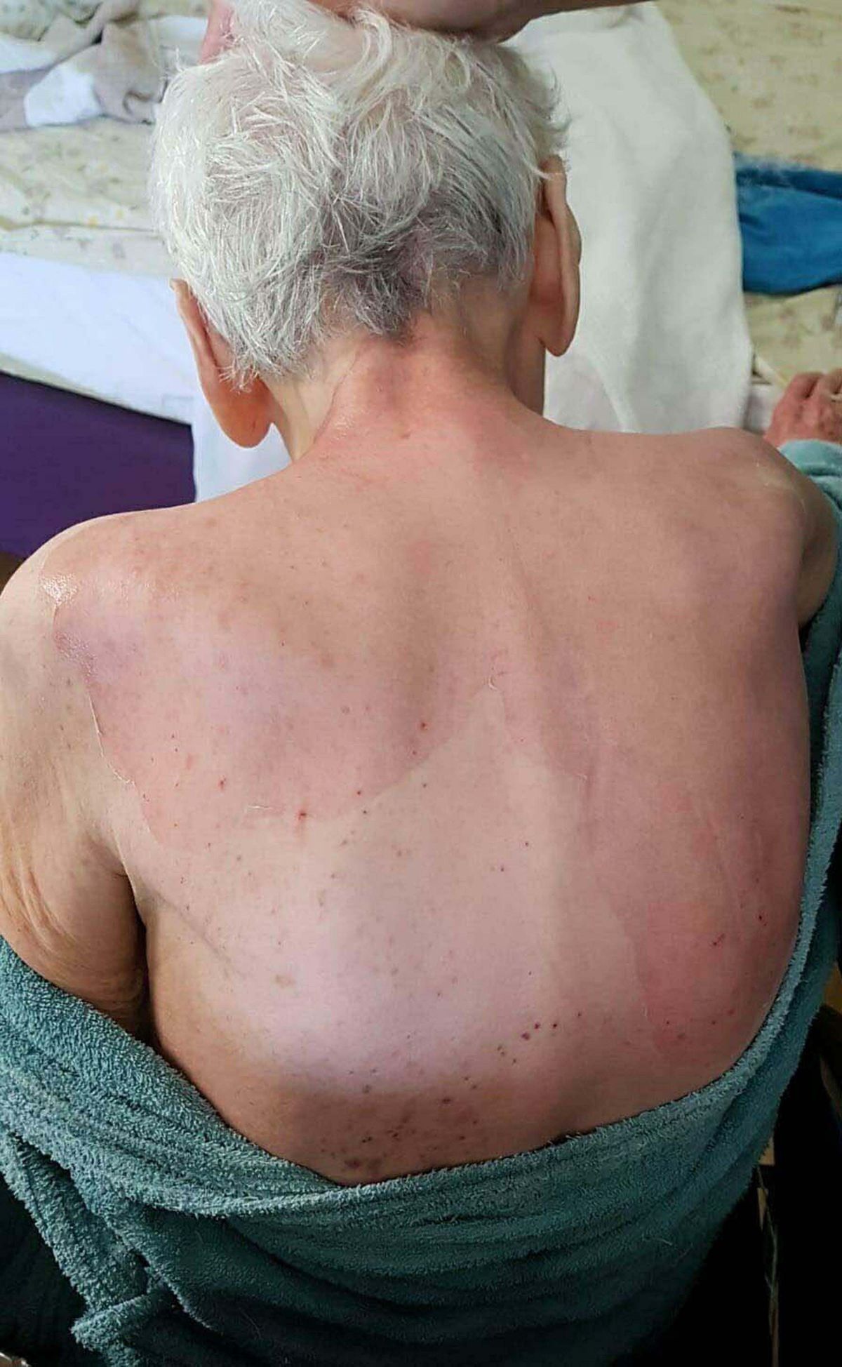 İzmir'deki bir yaşlı bakımevinde yaşanan ölüm olayı sonrası doktor hakkında verilen para cezası ile ilgili haber.