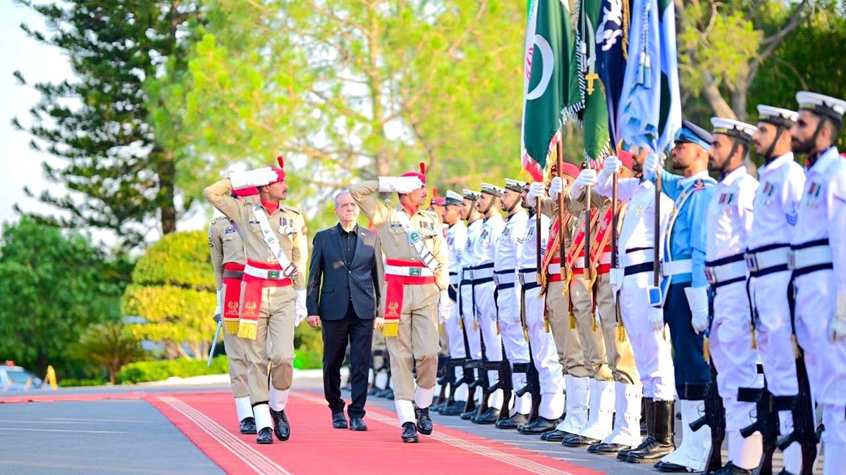 İran Cumhurbaşkanı Pezeşkiyan, Pakistan Başbakanı Şerif ile görüştü