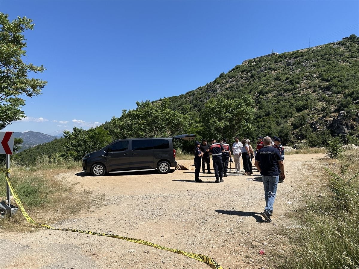 Isparta'da park halindeki araçtan 2 gencin cesedi çıktı