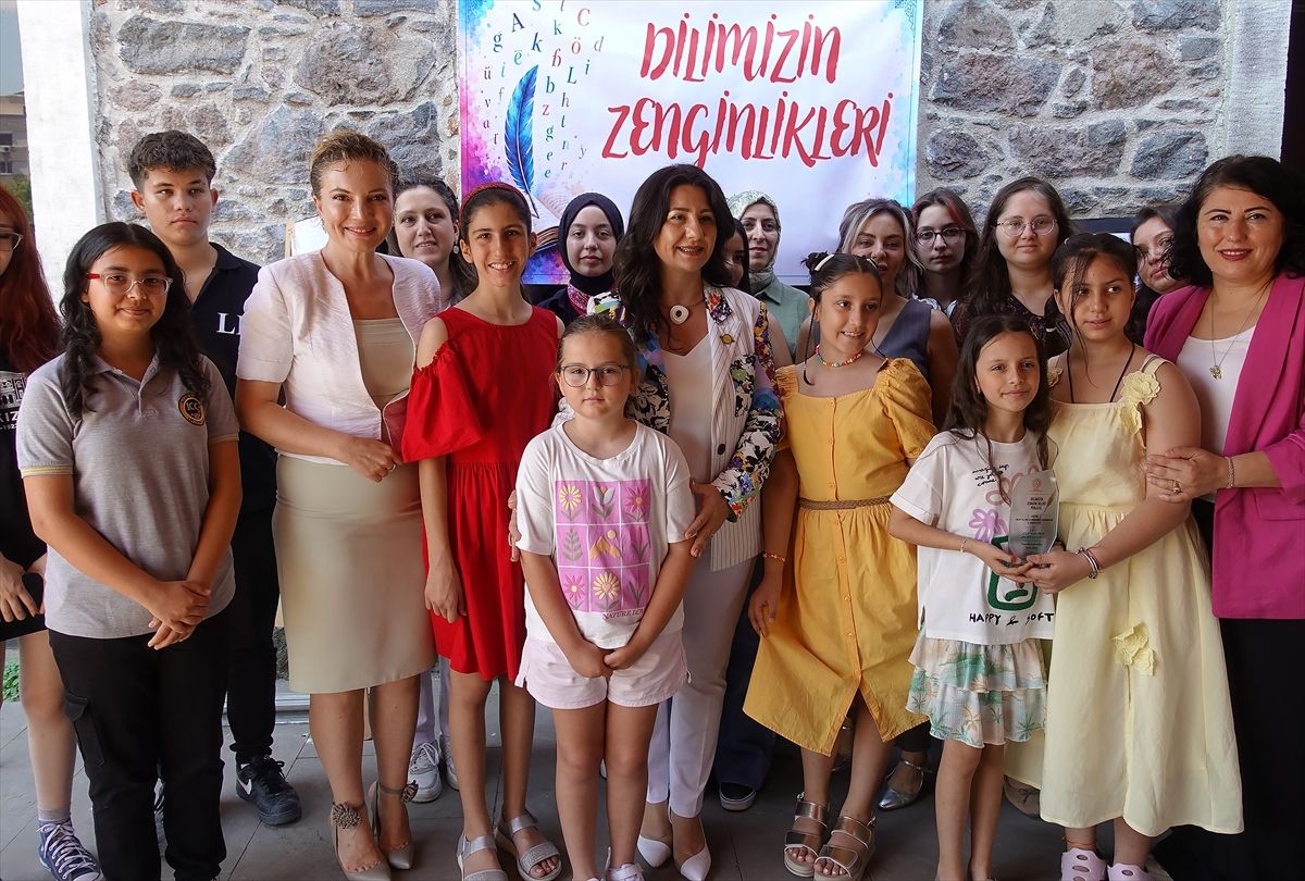 İzmir'de 'Dilimizin Zenginlikleri' projesinin yıl sonu şöleni ve ödül töreni yapıldı