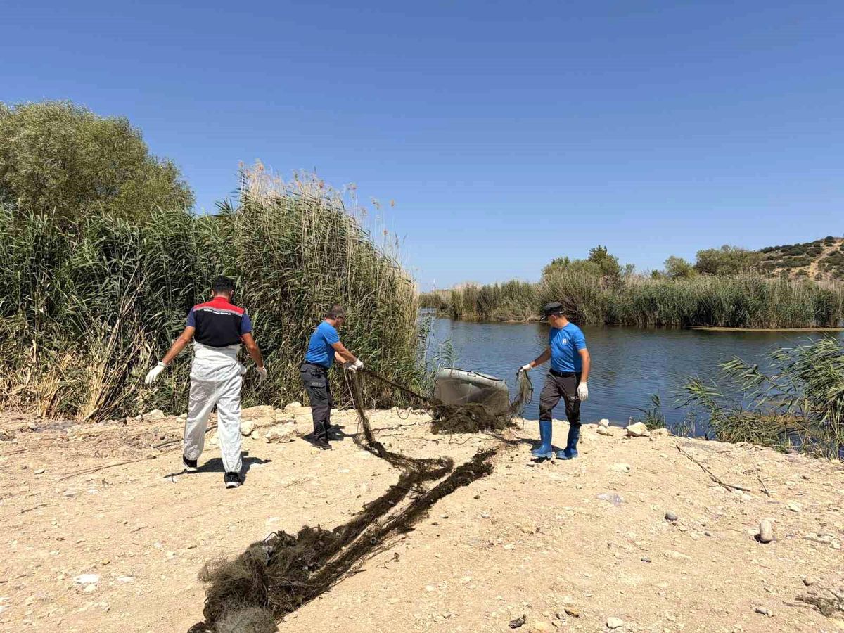İzmir'de yasa dışı avcılıkla mücadele: 50 metrelik ağ sudan çıkarıldı