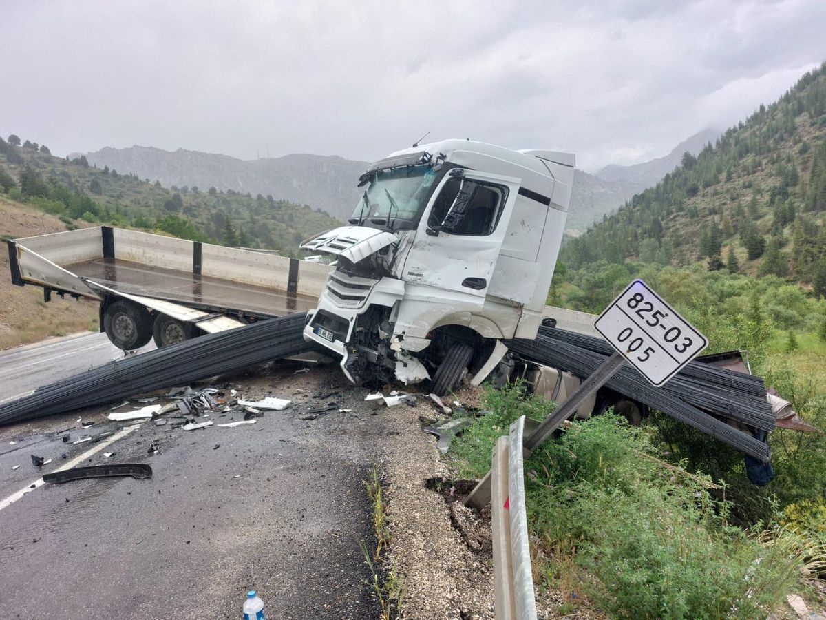 Kahramanmaraş-Göksun karayolunda meydana gelen trafik kazası sonrası olay yeri.