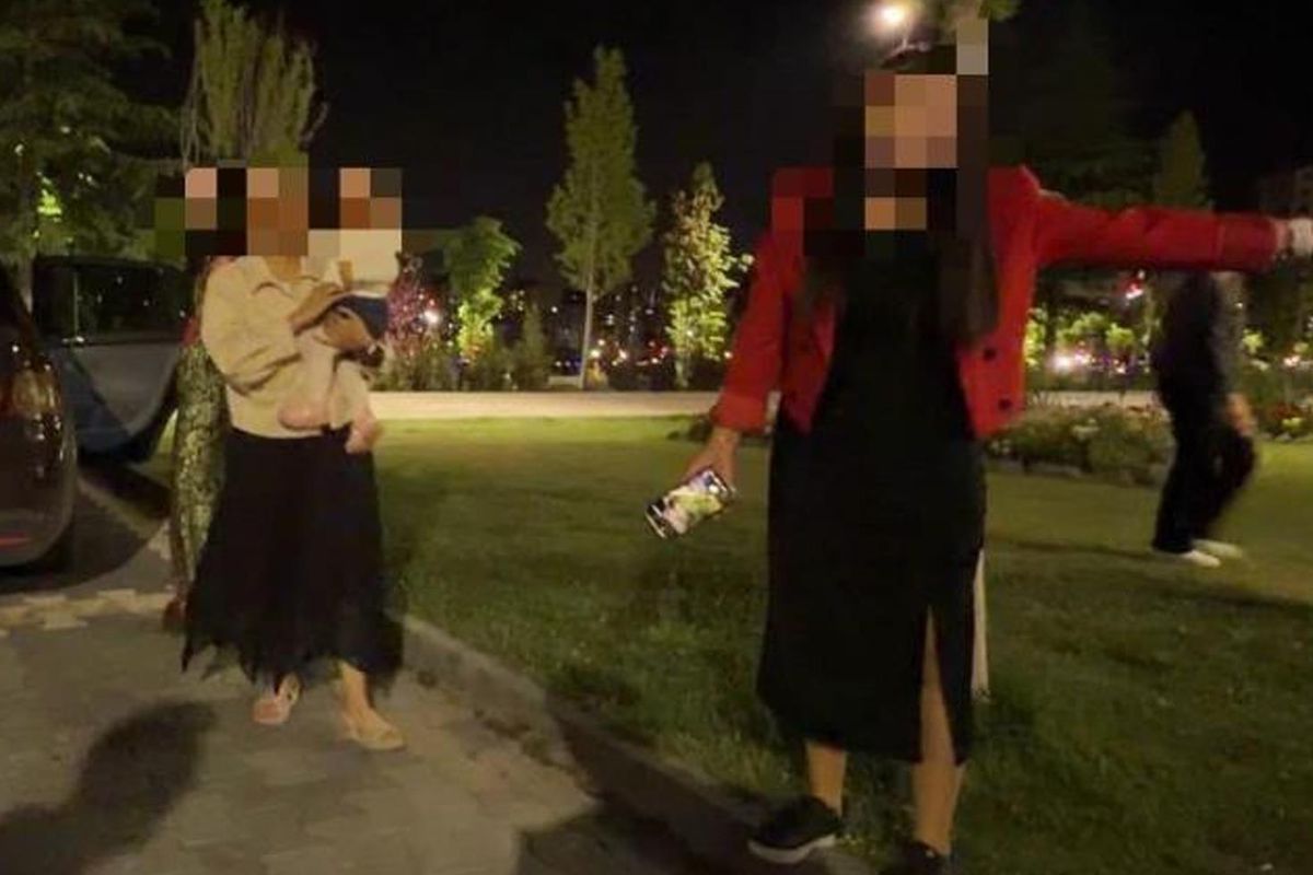Bebeğini arabada unuttu, hıncını gazetecilerden çıkardı