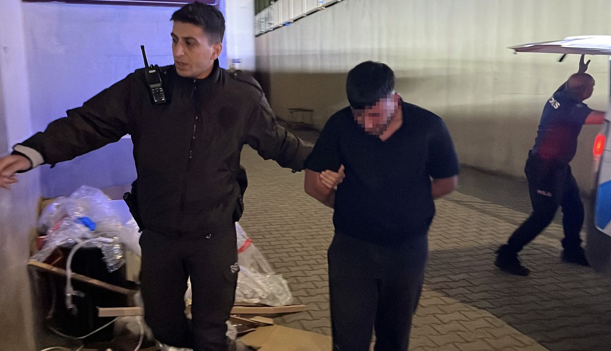 Kayseri'de çıkan 'laf atma' kavgası sonucu bir kişinin hayatını kaybettiği olay yerinden görüntü.