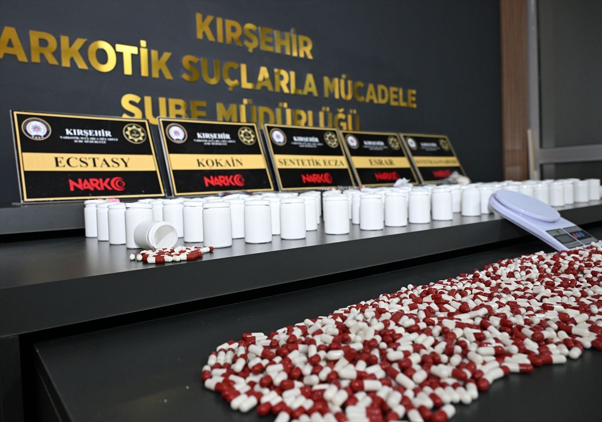 Kırşehir'de 4 bin 973 uyuşturucu hapla yakalanan 2 zanlı tutuklandı