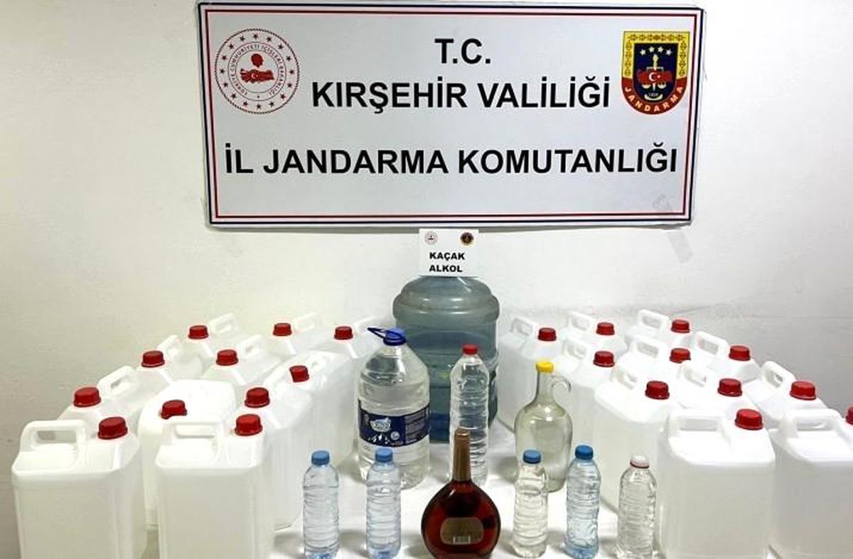 Kırşehir'de jandarma ekiplerinin kaçak alkol operasyonunda ele geçirilen alkoller.
