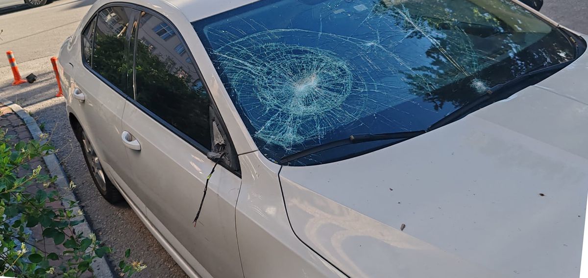 Komşusunun otomobiline tuğlayla zarar verdi, olay araç kamerasına yansıdı