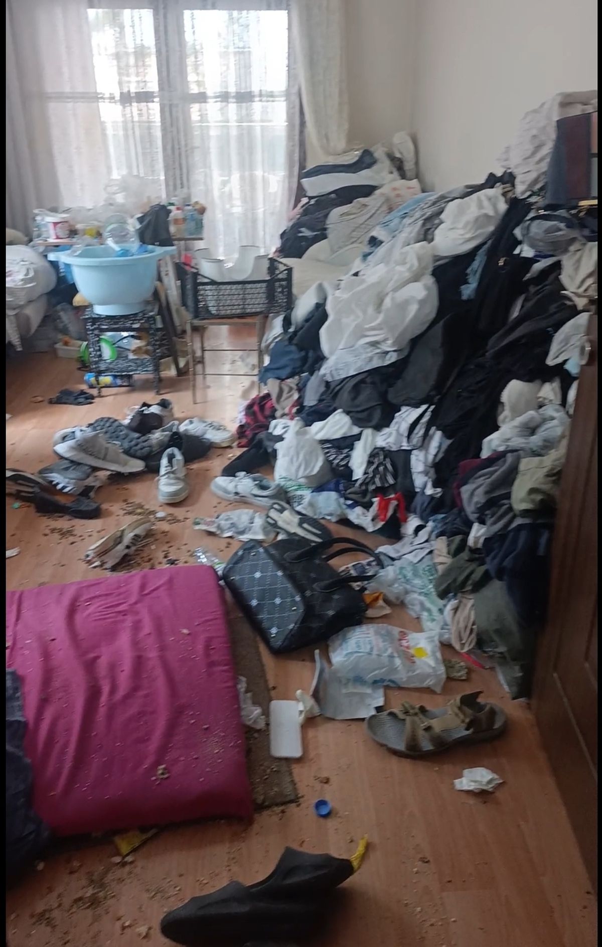Amasya'da Kötü Koku Üzerine Girilen Evden 1 Ton Atık Çıkarıldı
