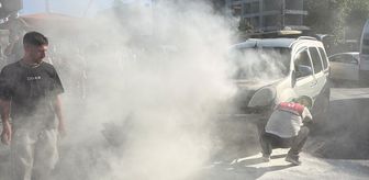 Küçükçekmece'de hafif ticari araçta çıkan yangını motokurye söndürdü
