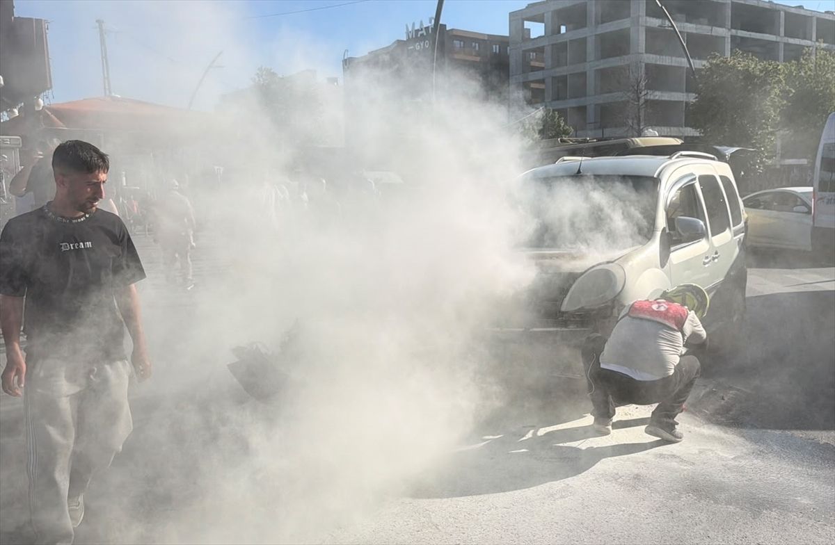 Küçükçekmece'de hafif ticari araçta çıkan yangını motokurye söndürdü