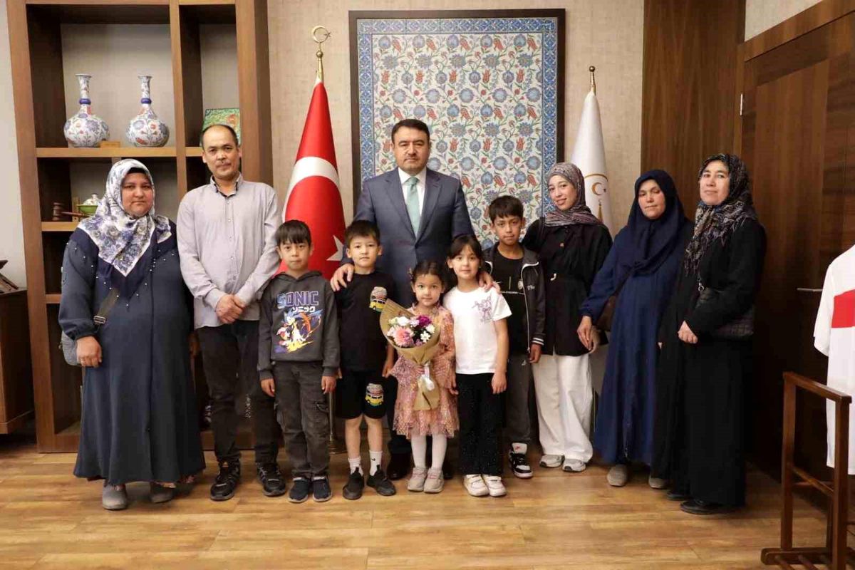 Kütahya’da Şehit Mezarlarını Temizleyen Üç Kardeşe Vali’den Takdir