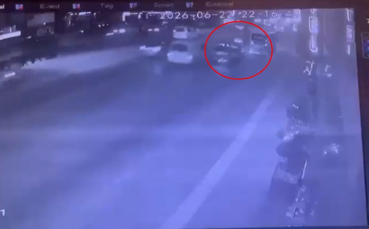 Bursa'da makas atan otomobilin çarptığı motosikletteki bir kişinin cansız bedeni yerde yatıyor.