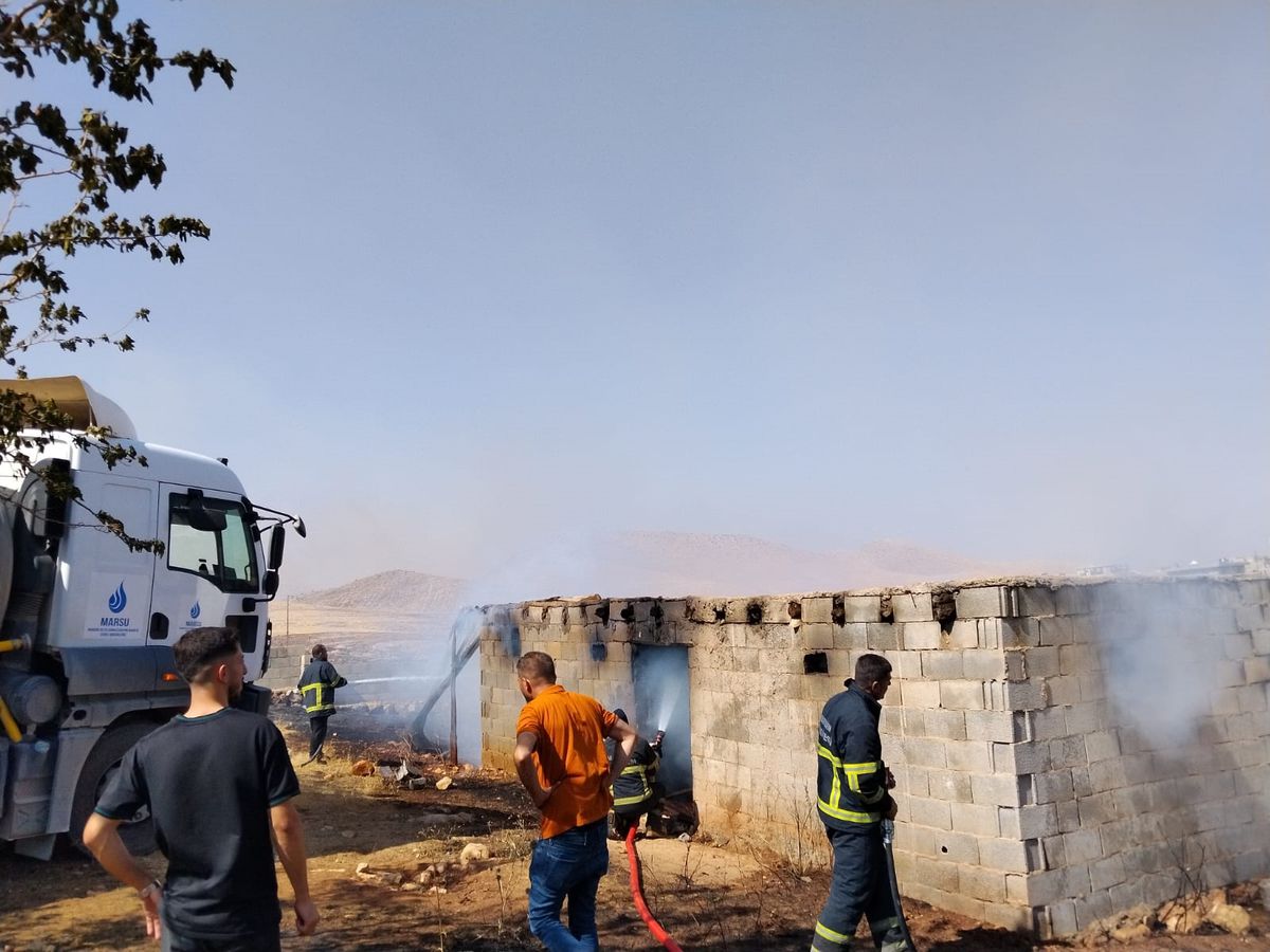 Mardin Kızıltepe'de anız yangını müdahale çalışmaları