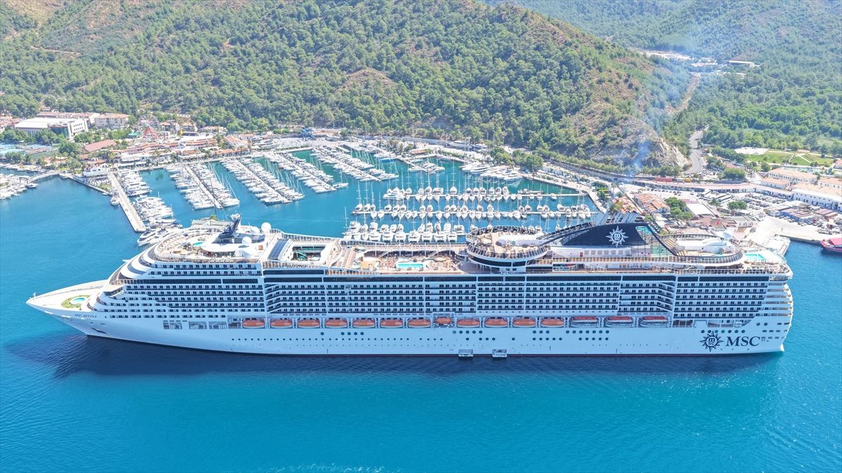 Marmaris'e 'MSC Divina' kruvaziyeri 4 bin 121 turist getirdi
